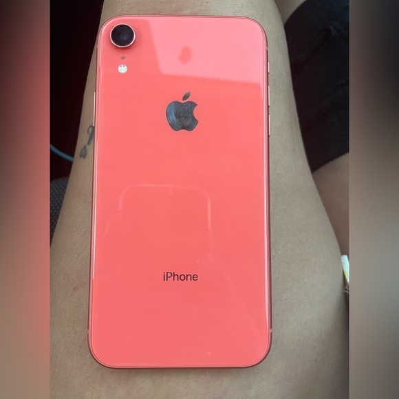 iPhone XR Unlocked . Currently in Verizon. 128 gb includes charger . - Picture 1 of 3